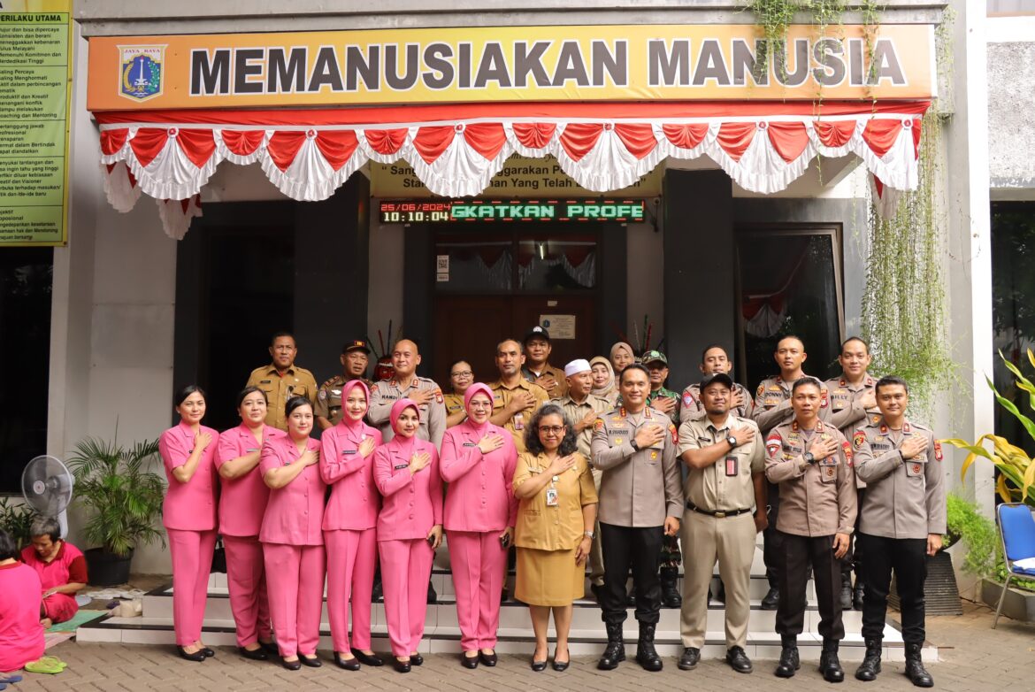 Sambut HUT Bhayangkara ke-78 tahun dan Hari Kesatuan Gerak Bhayangkari ke 72, Polres Jakbar Gelar Bakti Sosial di Panti Sosial Binalaras Harapan Sentosa 3