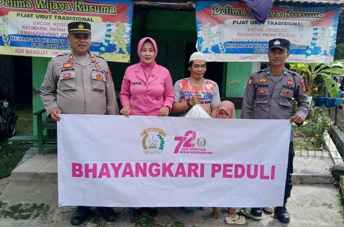 Tebar Kebaikan di Momen Hari Bhayangkara, Kapolsek dan Bhayangkari Pamarican Gelar Baksos