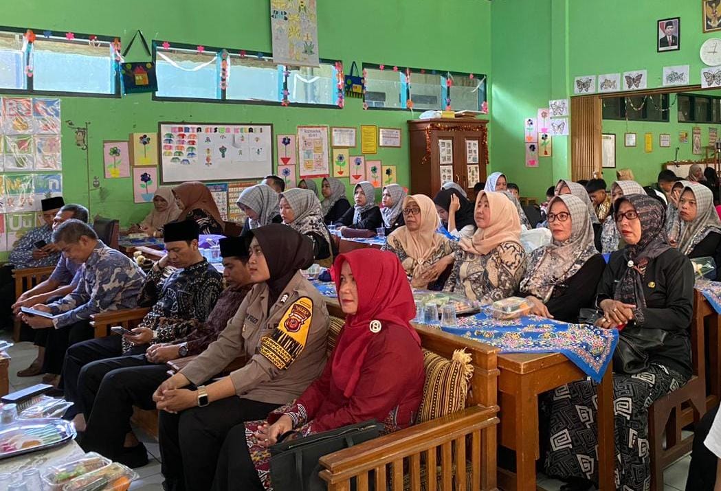 Polsek Ciamis Polres Ciamis Hadiri Pelepasan Siswa di SDN 1 Mekarjadi