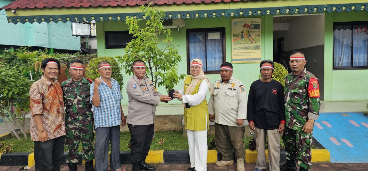 Bhabinkamtibmas Kelurahan Senen Melaksanakan Penanaman Bibit Tumbuhan Dalam Rangka HUT Bhayangkara ke-78
