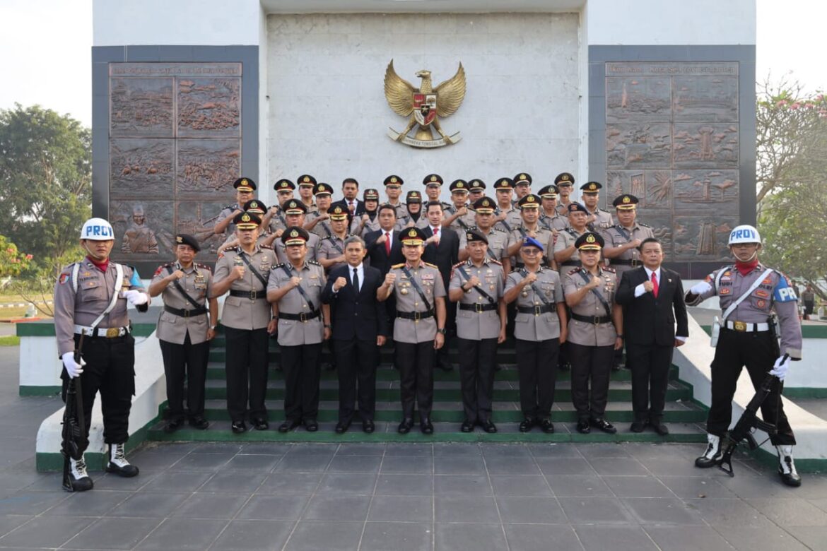 Jelang Hari Bhayangkara ke-78, Polda Banten Gelar Ziarah dan Tabur Bunga