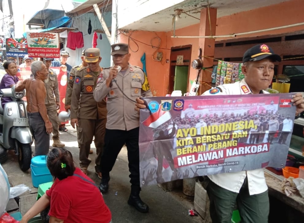 Anggota Binmas Polsek Johar Baru Woro-Woro Kamtibmas Ke Pemukiman Warga