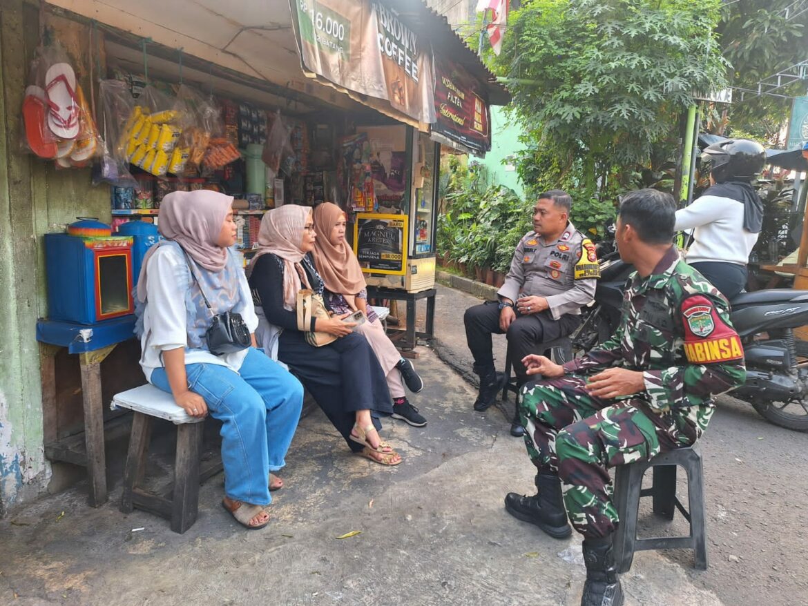 Babinsa dan Bhabinkamtibmas Melaksanakan Kunjungan Ke Pemukiman Warga RW 02 Kelurahan Gelora