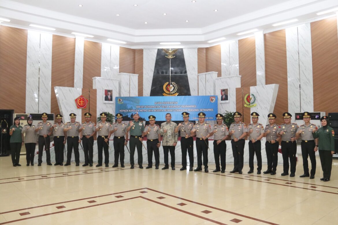 Kapolda Metro Jaya Terima Penghargaan dan Brevet Kehormatan “Setia Waspada” Paspampres