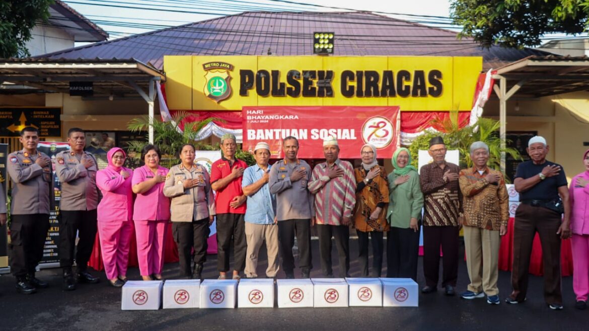 Jelang Hari Bhayangkara ke-78, Polres Metro Jakarta Timur Berikan Bantuan Sosial Kepada Purnawirawan Polri