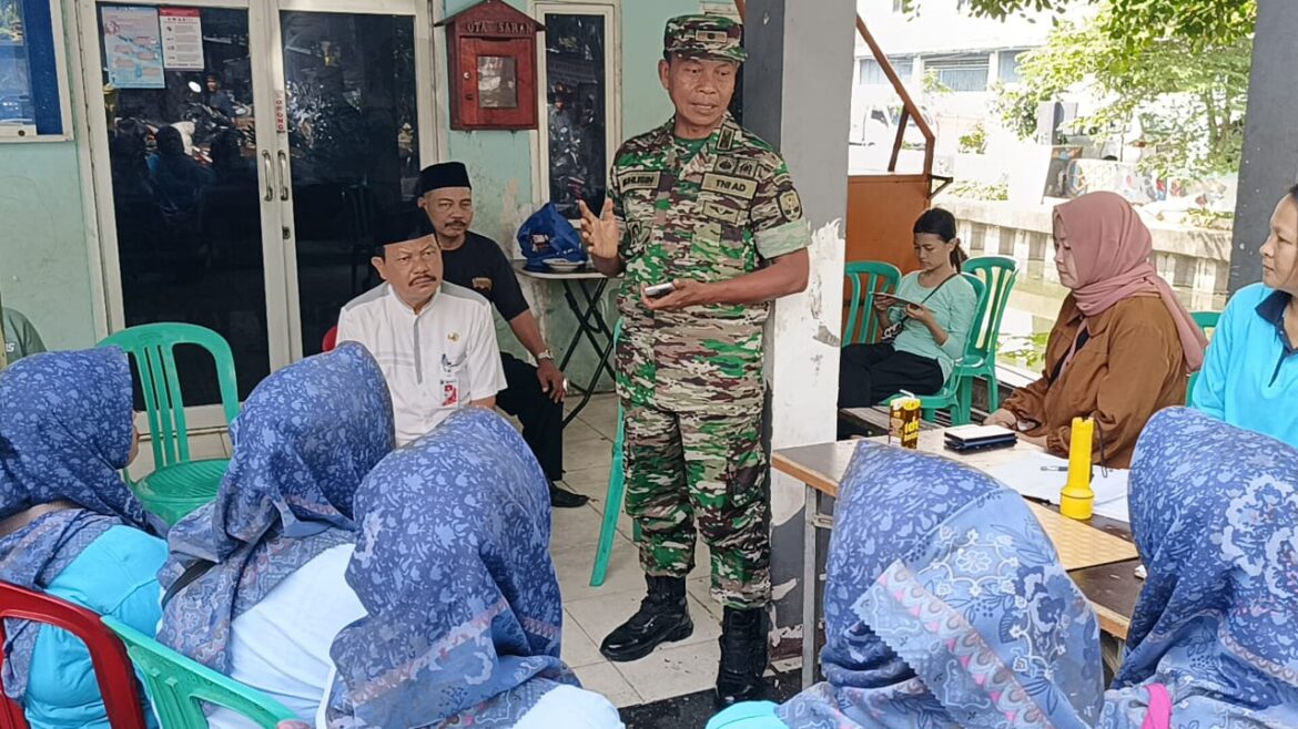 Aparatur Kelurahan Angke Berkolaborasi dengan Kodim 0503/JB Sosialisasi Bahaya Judi Online Kepada Warga