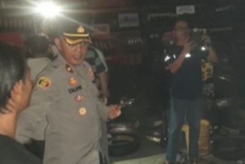 Polsek Kemang Lakukan Olah TKP Terkait Adanya Kebakaran Toko Aneka Ban yang Diduga Berasal dari Pembakaran Sampah