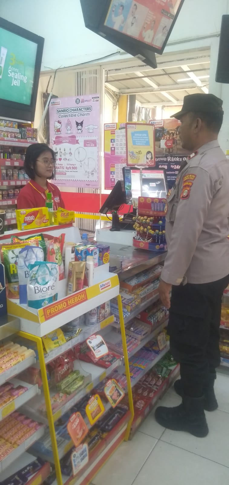 Patroli Dialogis Kapolsubsektor Galur Berikan Imbauan Kepada Karyawan Alfamart