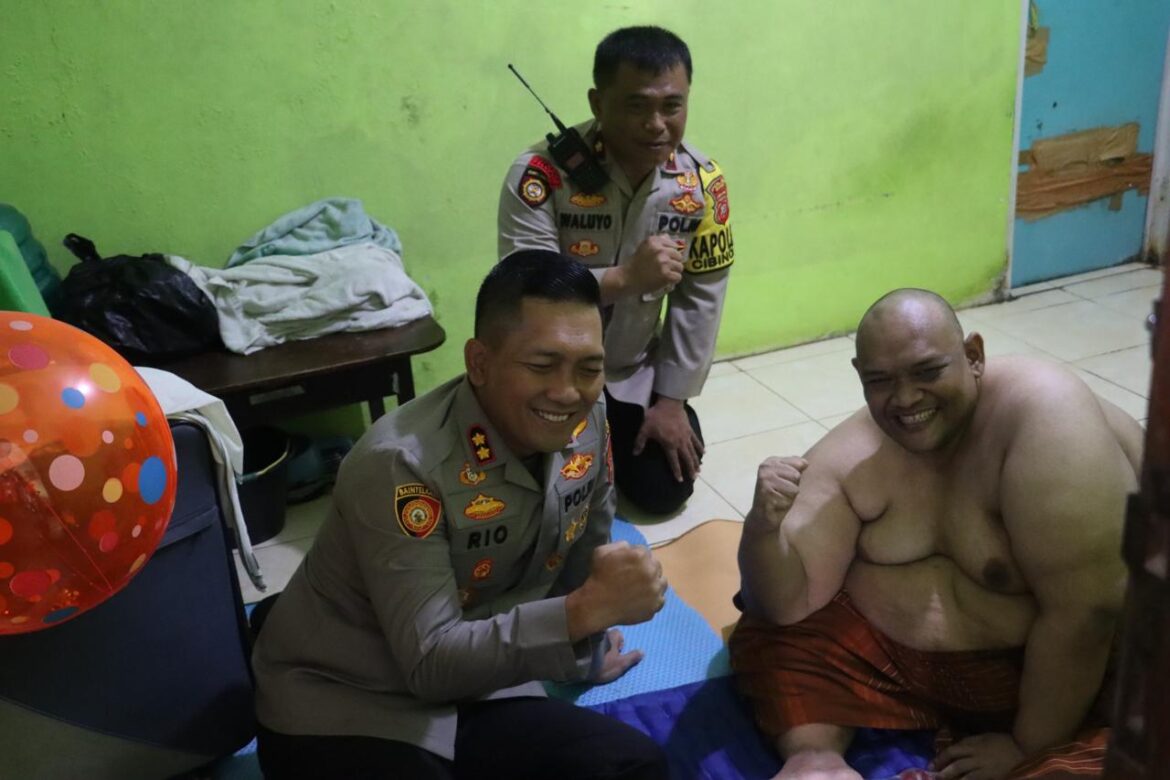 Kapolres Bogor Jenguk Penderita Obesitas di Cibinong, Berikan Bantuan dan Dukungan Moril Serta Medis
