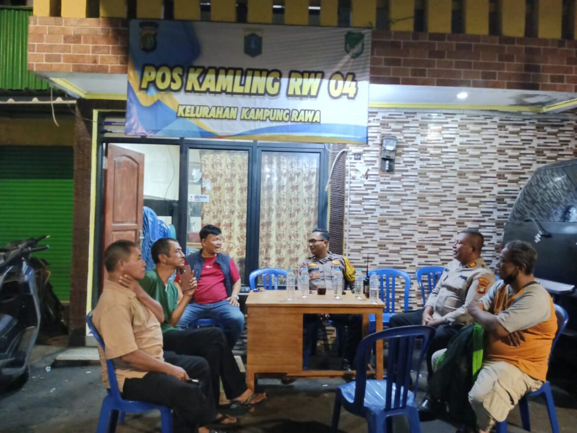 Kanit Binmas dan Anggota Binmas Sambang Kunjungan Ke Pos Kamling