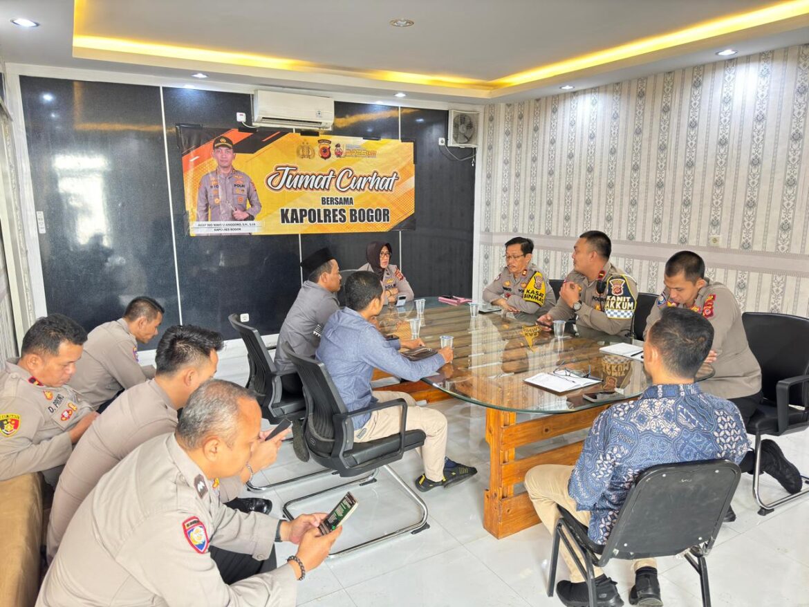 Program Jumat Curhat Polres Bogor hari ini Warga Masyarakat menyampaikan Terkait Jalan Yang Tidak Layak Serta Masalah Keamanan Lingkungan