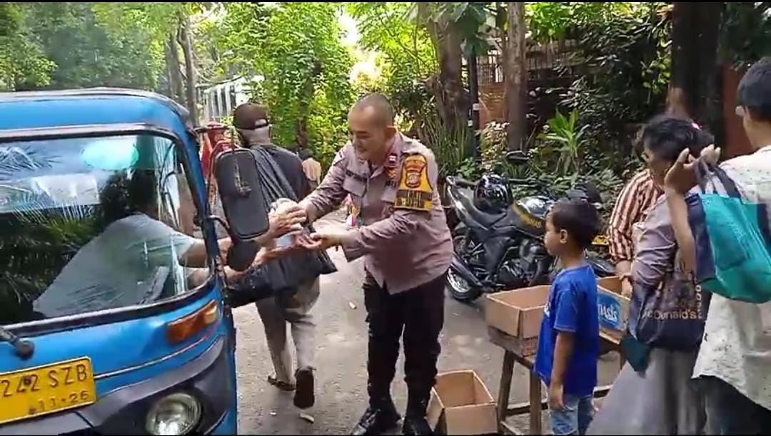 Pembagian Nasi Bungkus Kepada Warga kurang Mampu