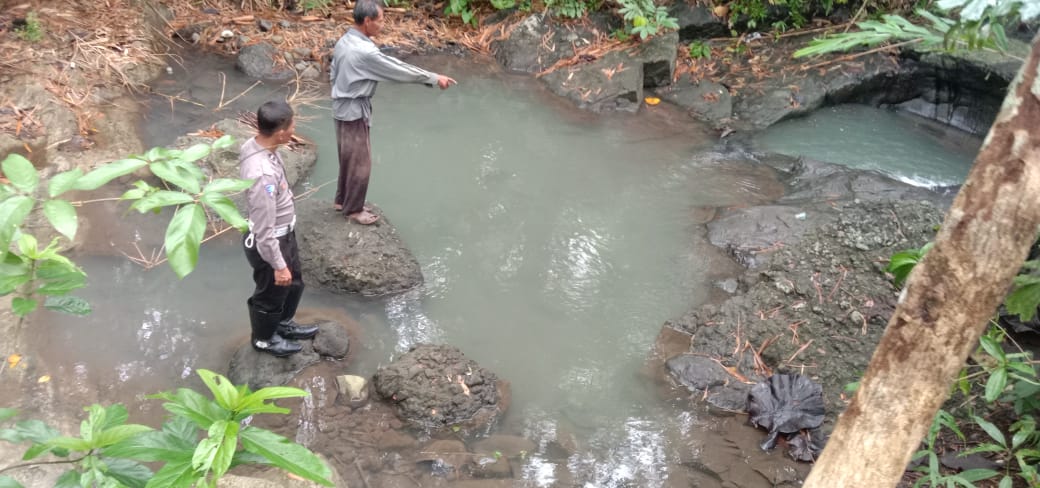 Diduga Terpeleset Saat Mandi Di Kedung, Polsek Banjarsari Ciamis Datangi TKP Temu Mayat