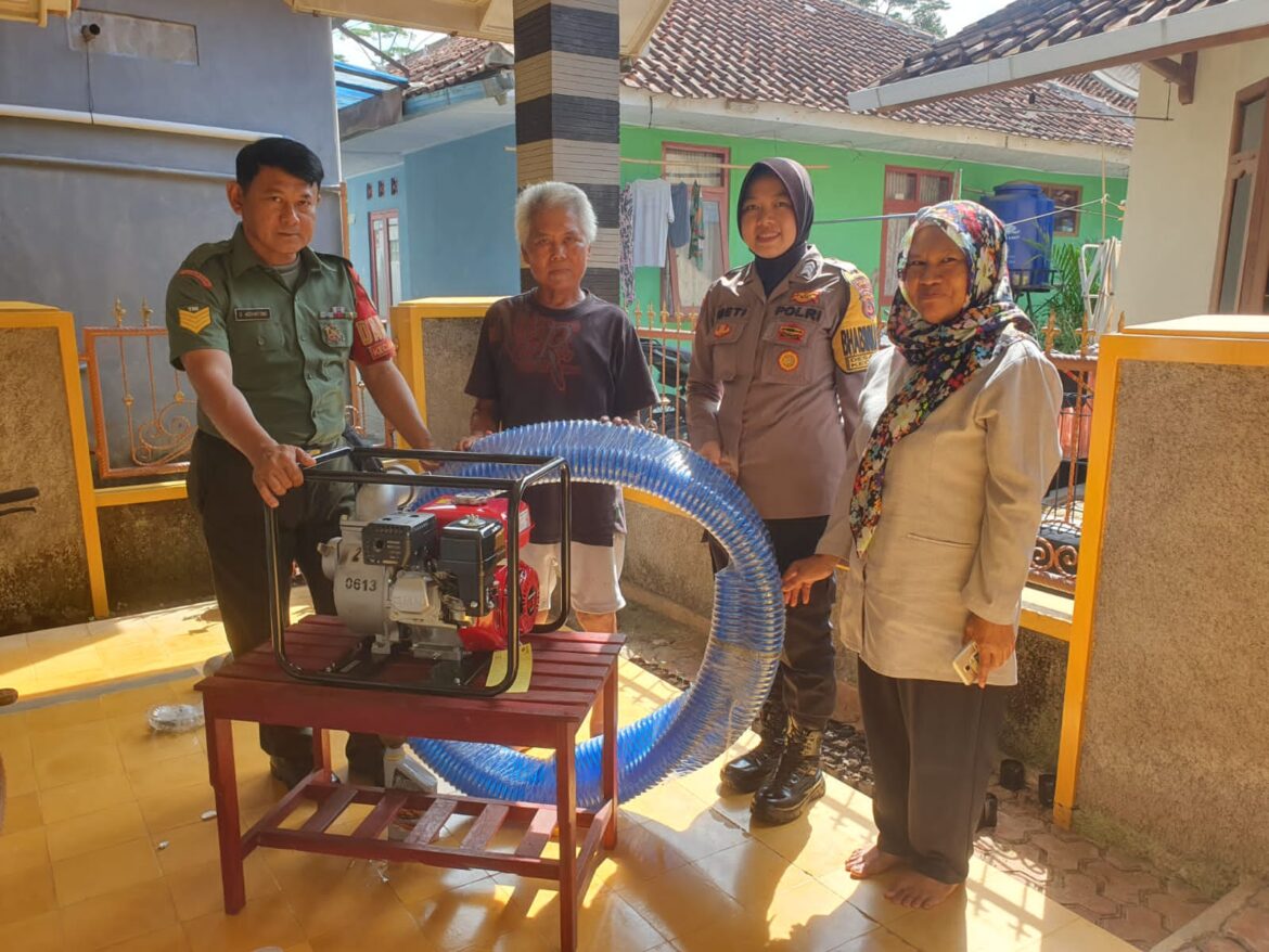 Bhabinkamtibmas Desa Saguling Lakukan Pengawasan Penyerahan ALSINTAN Kepada Kelompok Tani