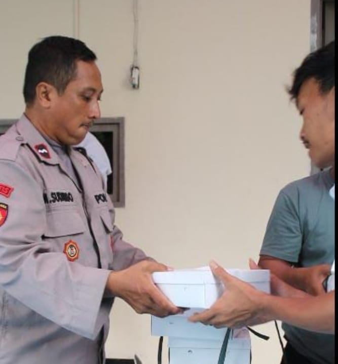 Polsek Metro Menteng Bagikan Nasi Kotak Siap Saji Kepada Warga