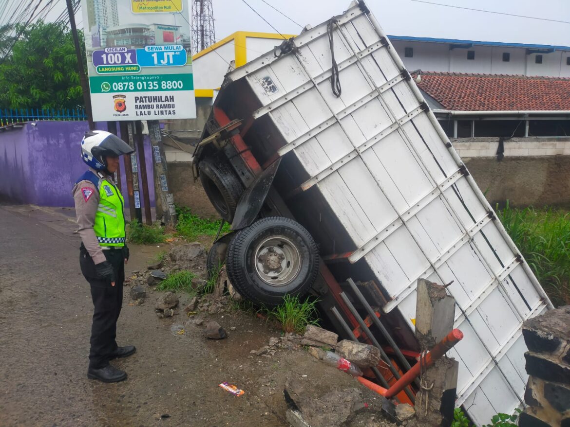 Pelsek Cileungsi bersama Unit Laka Lantas Lakukan Olah TKP Terkait Adanya Kecelakaan Truk Yang Masuk Ke kali