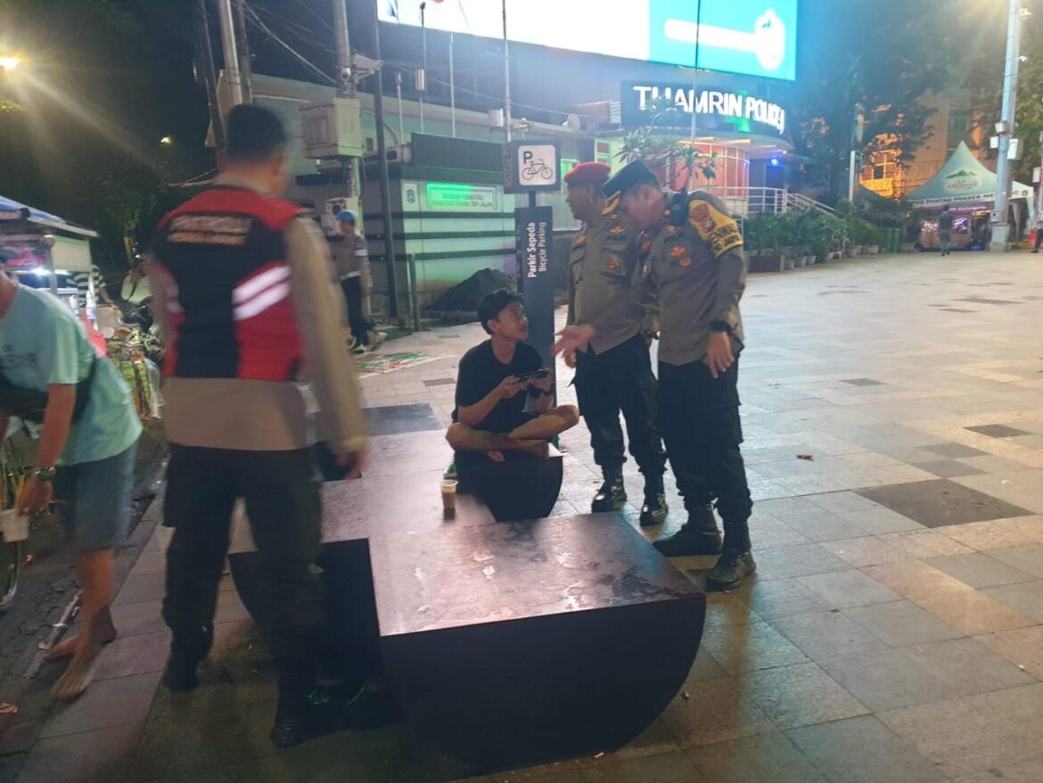 Kasat Binmas Polrestro Jakpus Imbau Warga Yang Nongkrong di Sekitar Bundaran HI