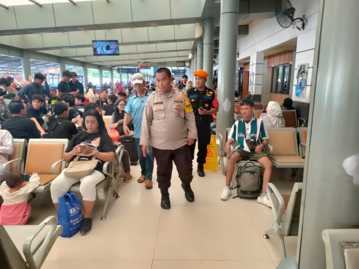 Kapolsubsektor Pasar Senen Bersama Bhabinkamtibmas Sambang Dan Patroli Dialogis di Stasiun Pasar Senen