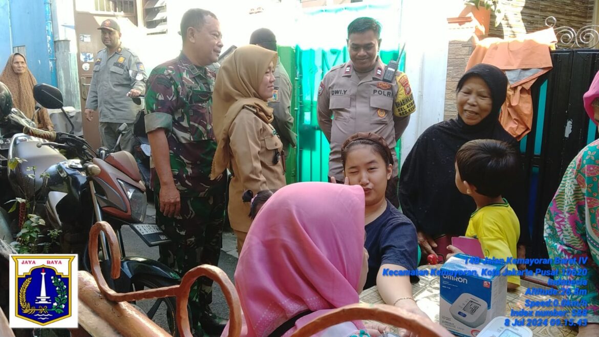 Bhabinkamtibmas Kelurahan Kemayoran Melakukan Monitoring Kegiatan Posyandu Balita dan Lansia