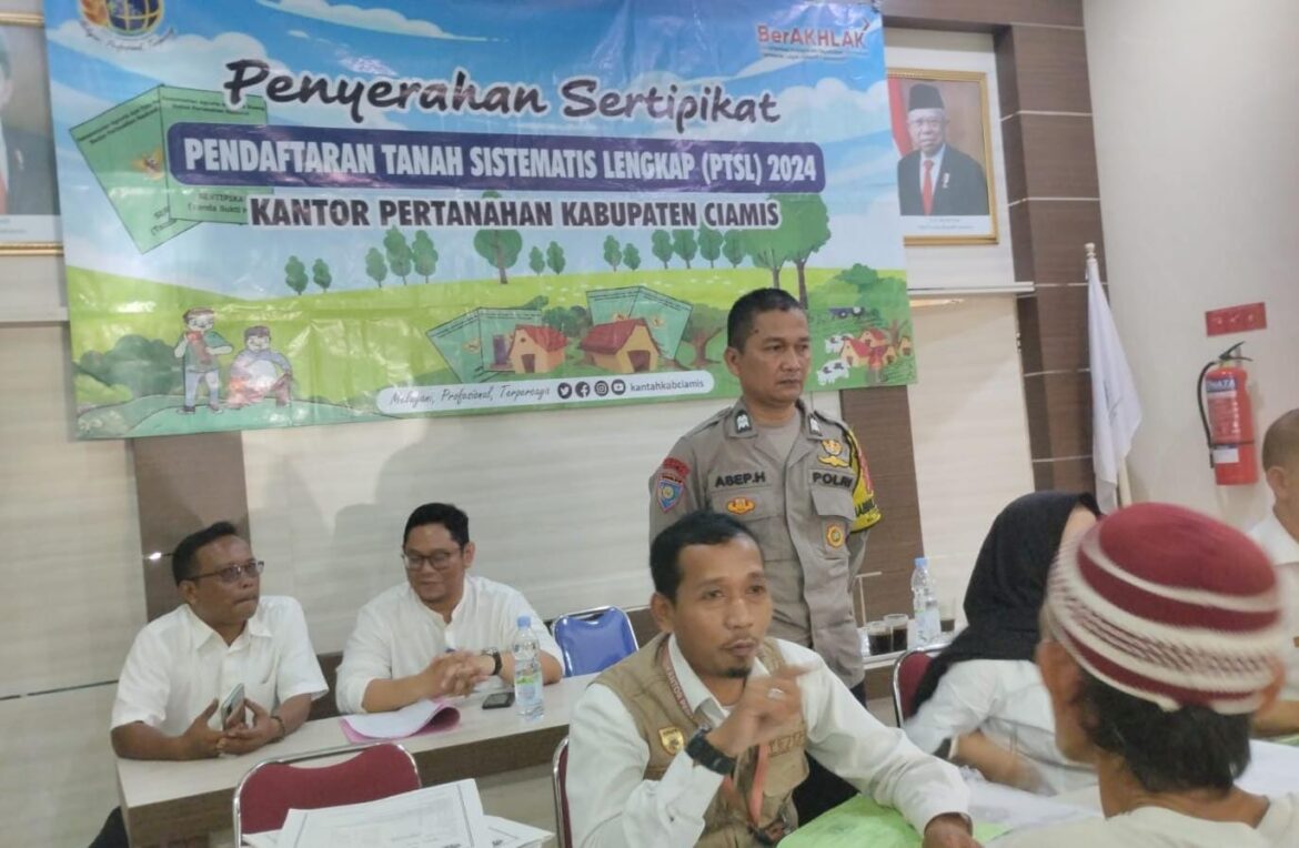 Polsek Cijeungjing Polres Ciamis, Monitoring Penyerahan Sertifikat PTSL di Desa Kertaharja