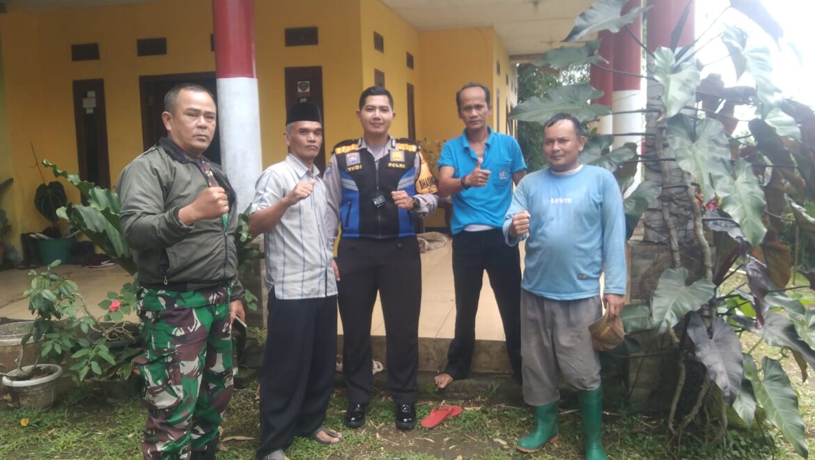 Sinergitas TNI Polri Wilayah Hukum Hukum Polsek Cijeruk Sambang Warga Masyarakat Beri Himbauan Kamtibmas Dan Ajak Jaga Kondusifitas