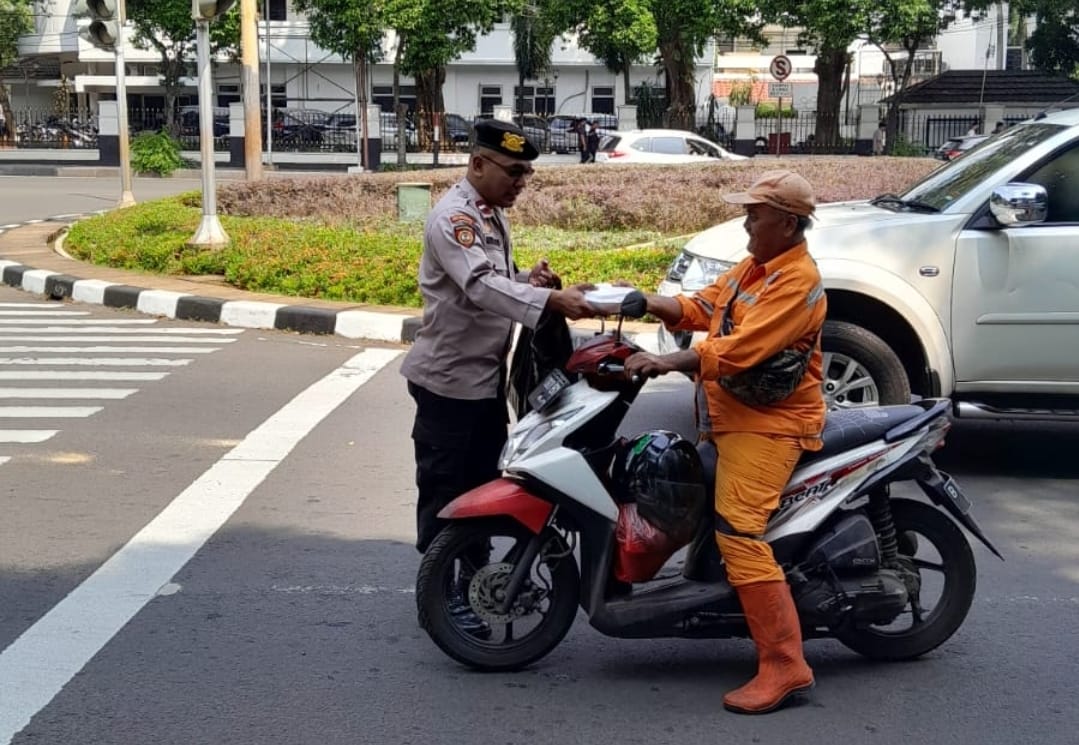 Berbagi Kepada Warga dan Pengguna Jalan Untuk Makan Siang