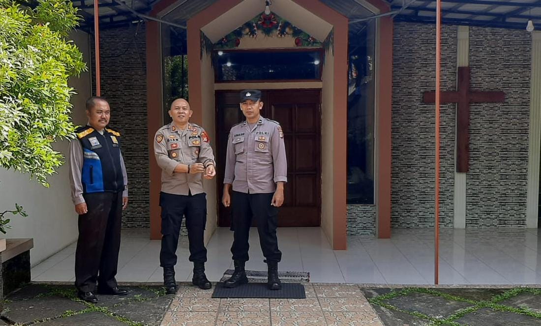 Berikan Rasa Aman, Polsek Banjarsari Polres Ciamis Monitoring Ibadah Minggu di GPDI