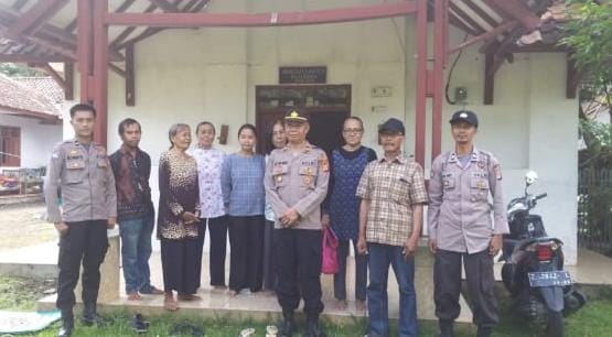 Berikan Rasa Aman, Polsek Cisaga Polres Ciamis Monitoring Ibadah di Gereja Kristen Pasundan