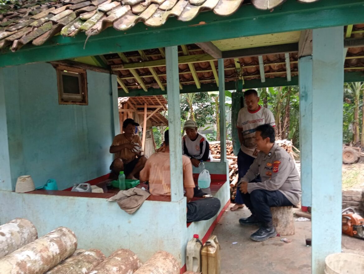 Antisipasi Pelanggaran di Jalan Raya Polsek Sukadana Polres Ciamis Edukasi Masyarakat terkait OPS Patuh 2024
