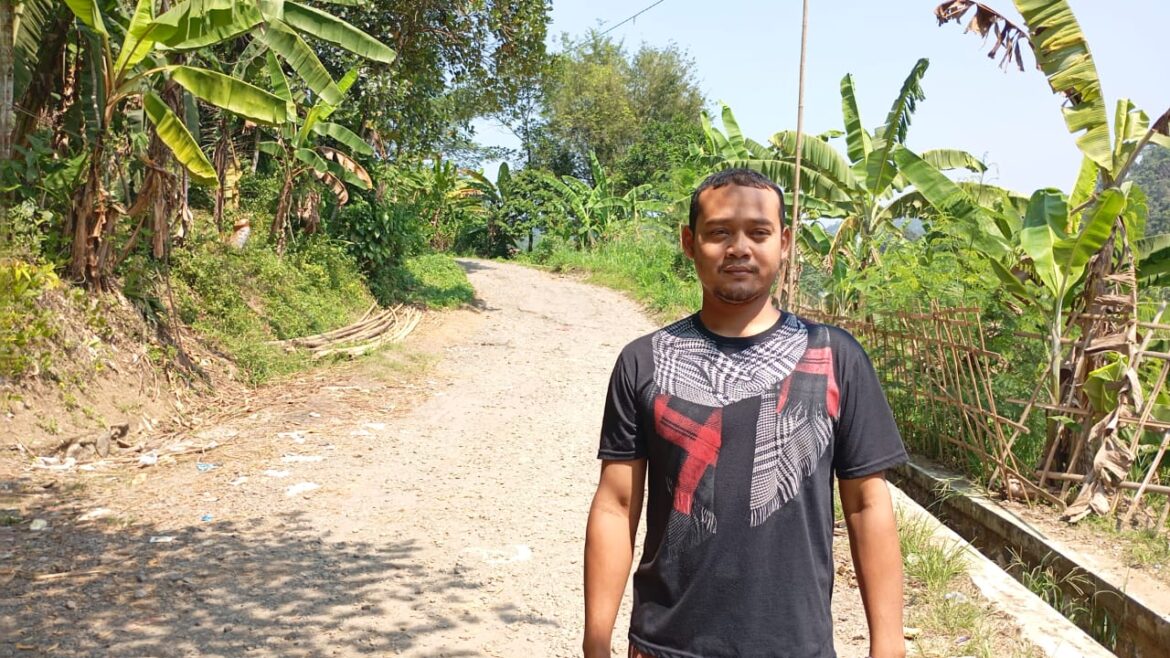 Jalan Kabupaten Rusak Parah di Desa Leuwibatu Kecamatan Rumpin