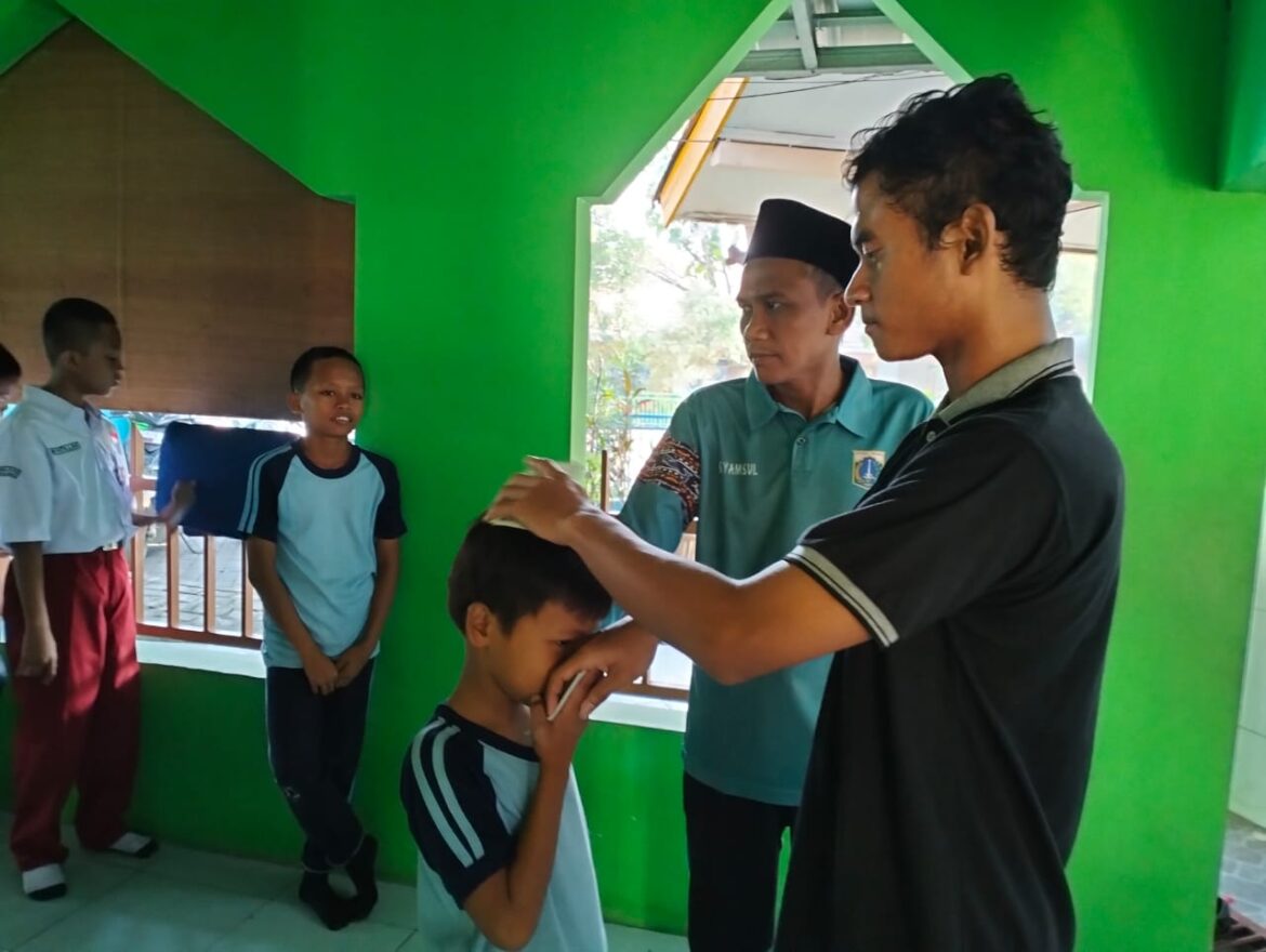 Peringati Lebaran Anak Yatim, Seorang Wartawan Berikan Santunan Kepada Belasan Anak Yang Membutuhkan