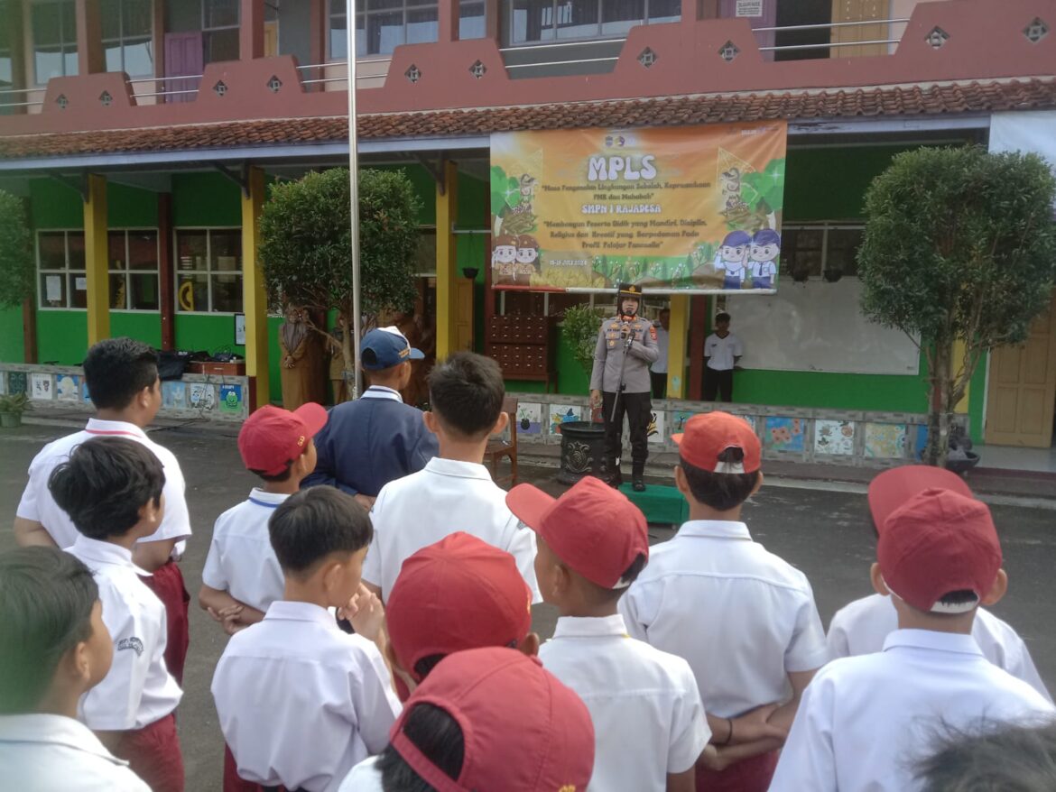 Ciptakan Generasi Unggul Kapolsek Rajadesa Polres Ciamis Bimbing Siswa SMP Dalam MPLS