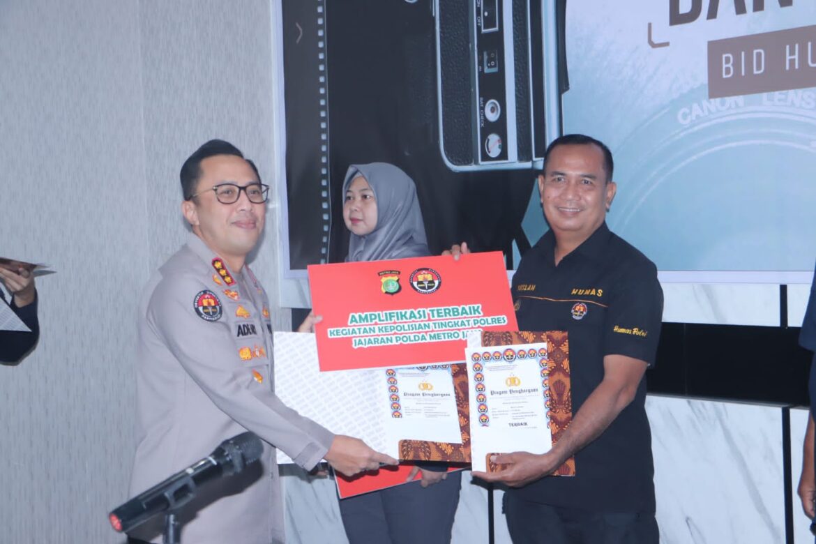 4 Personel Berprestasi Terima Penghargaan Dari Kabidhumas Polda Metro Jaya