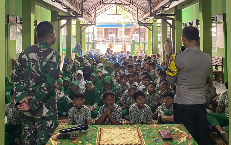 Humanis, Polsek Ciamis Polres Ciamis Beri Binluh ke Siswa MI Ciwahangan Saat MPLS