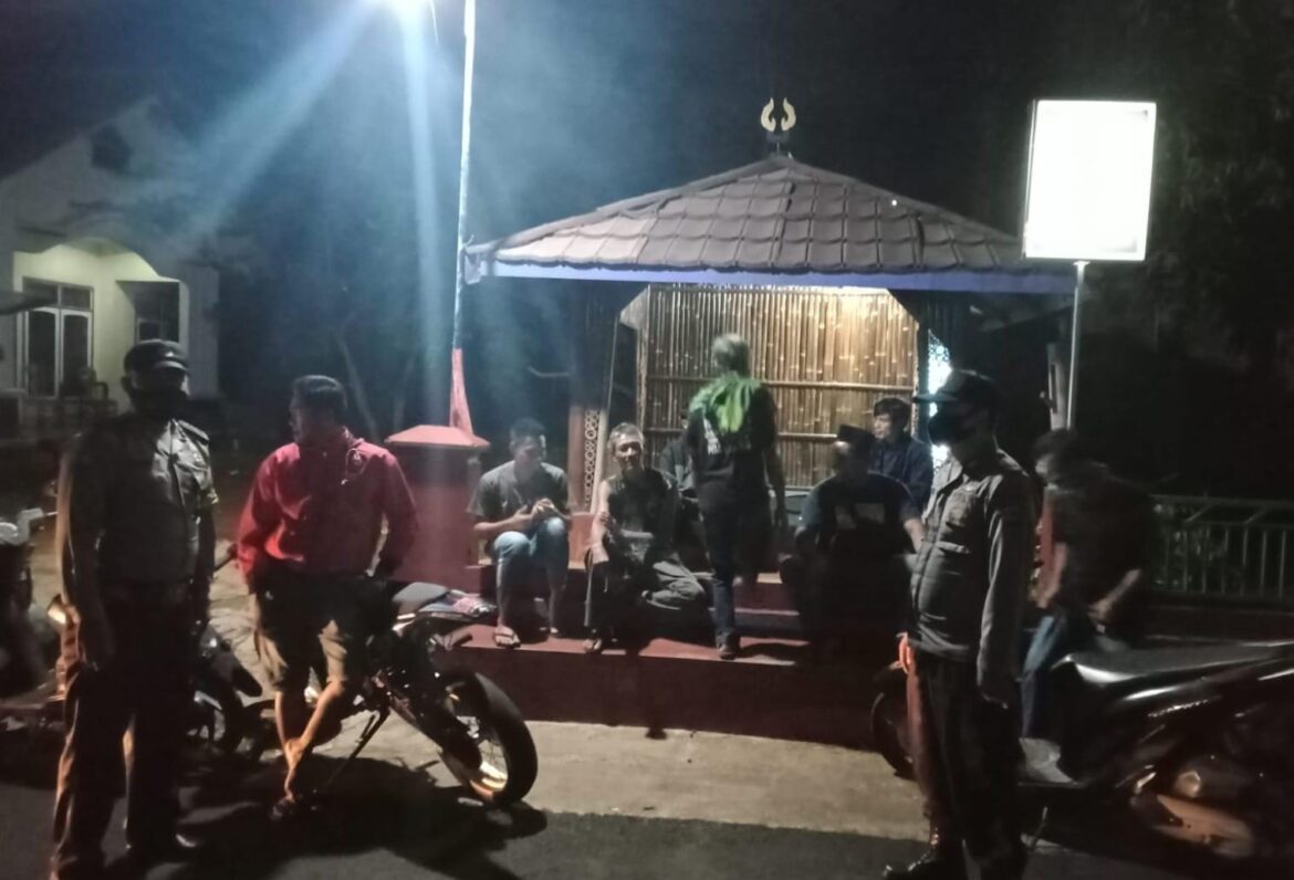 Perkuat Sinergitas, Polsek Kawali Polres Ciamis Beri Binluh ke Warga Linggapura Saat Ngeronda