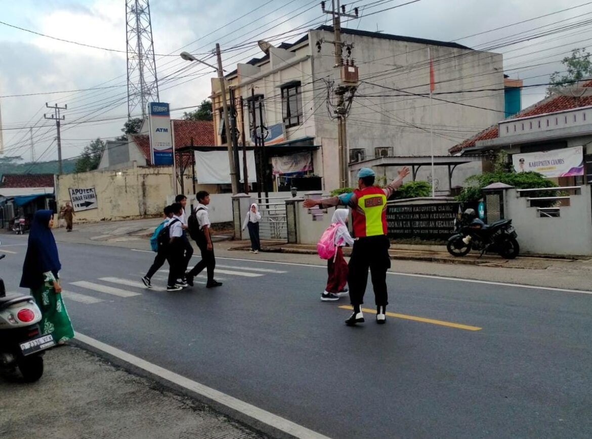 Pelayanan Masyarakat, Polsek Cipaku Polres Ciamis Bantu Warga Menyebrang di Jalur Padat