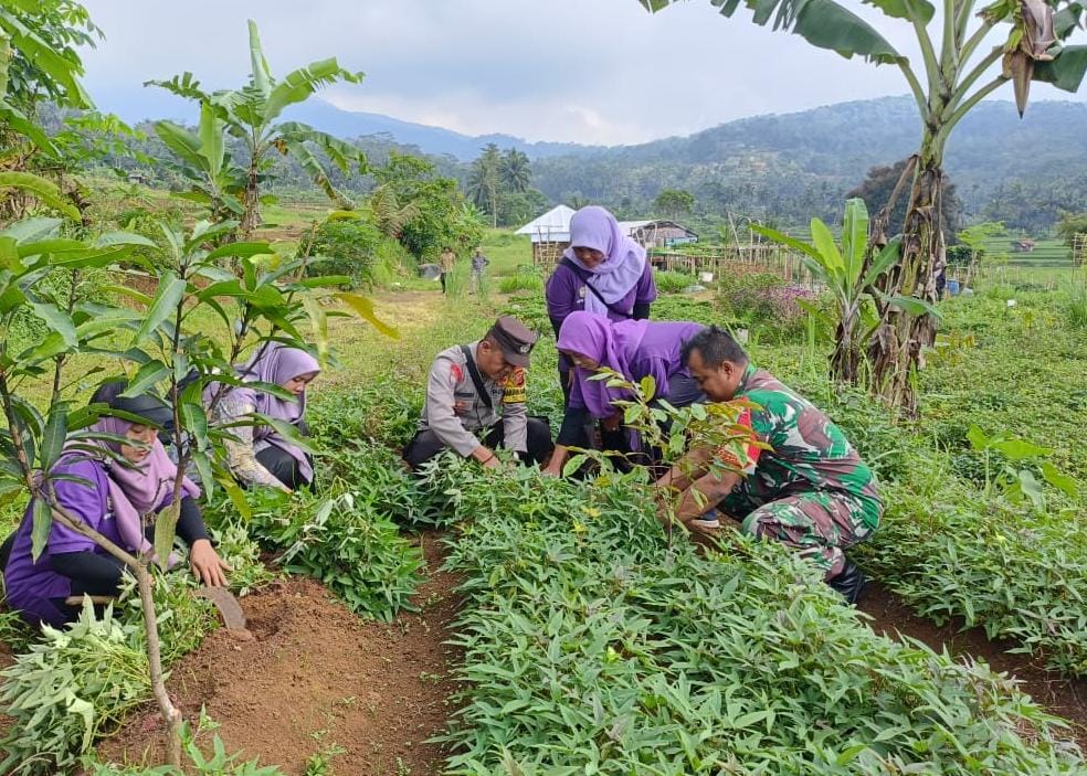Perkuat Sinergitas, Polsek Cipaku Polres Ciamis Koorkom Bersama Kader PKK Desa Jalatrang