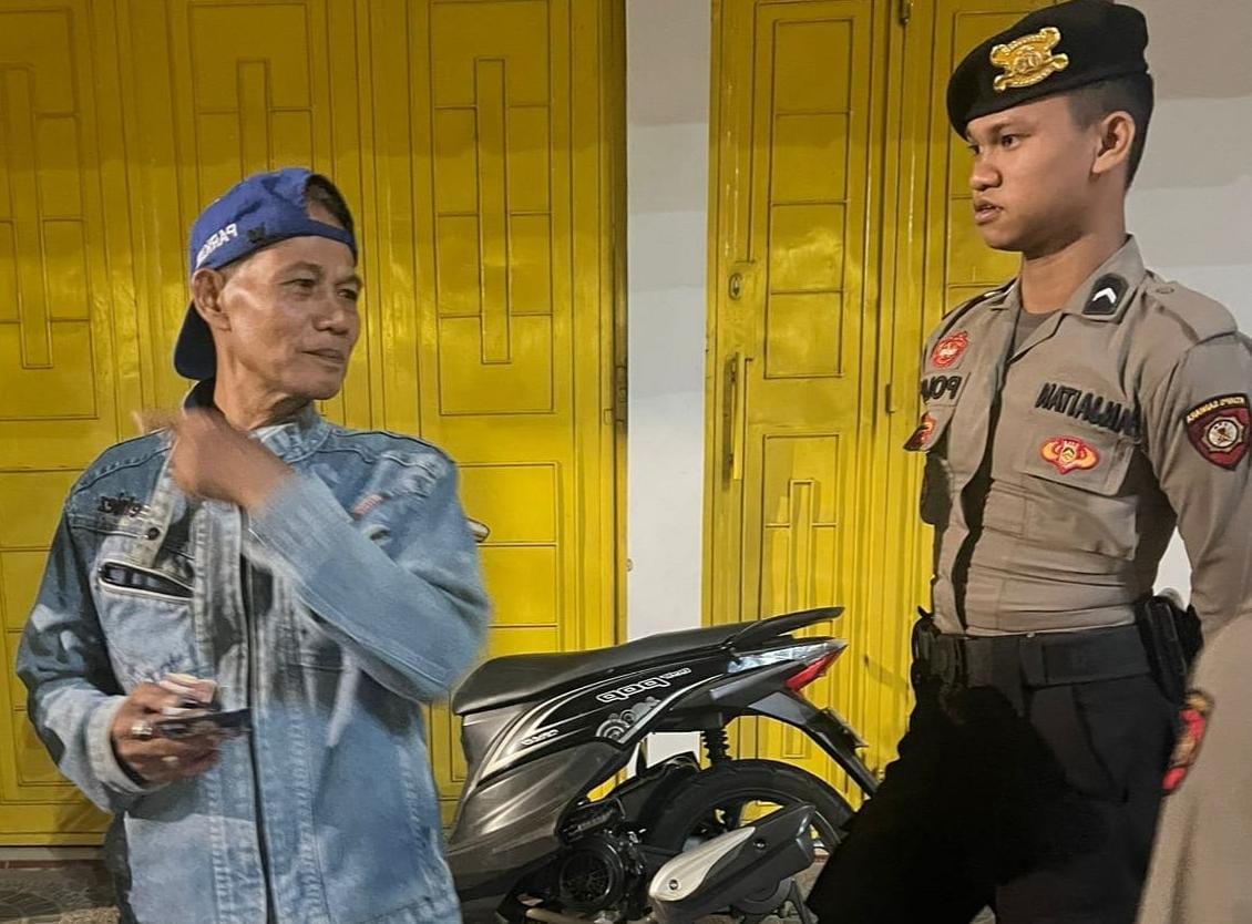 Empat Personel Samapta Polres Ciamis Patroli Jalan Kaki Saat Malam di Alun Alun Ciamis Beri Imbauan Kamtibmas