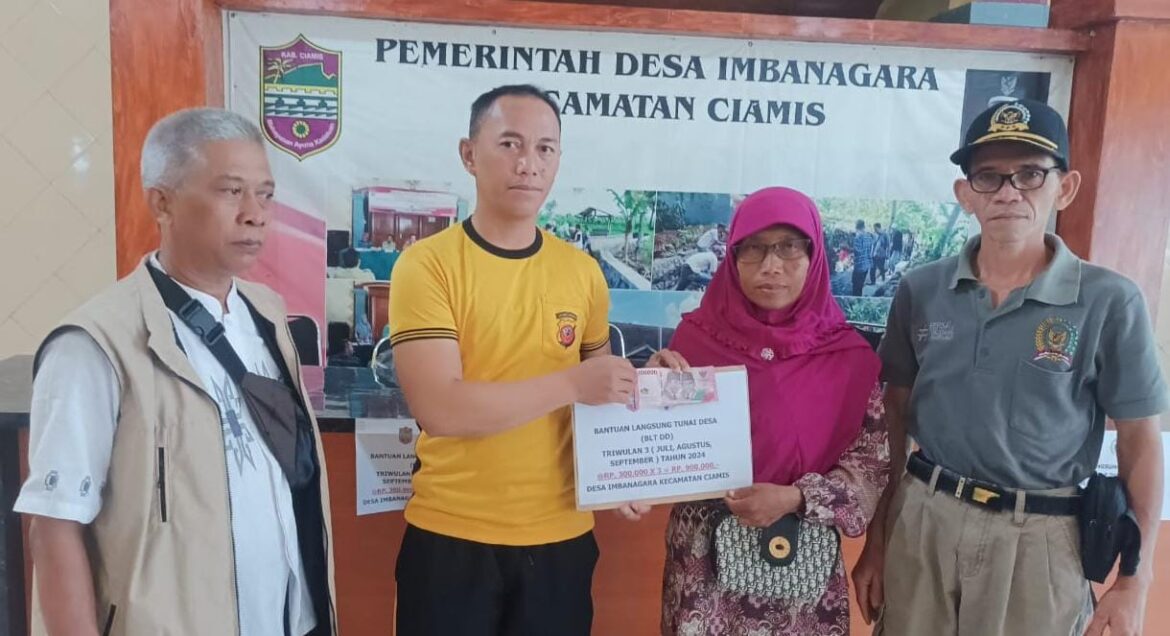 Polsek Ciamis Polres Ciamis Terjunkan Personel Amankan Penyaluran BLT DD di Desa Imbanagara