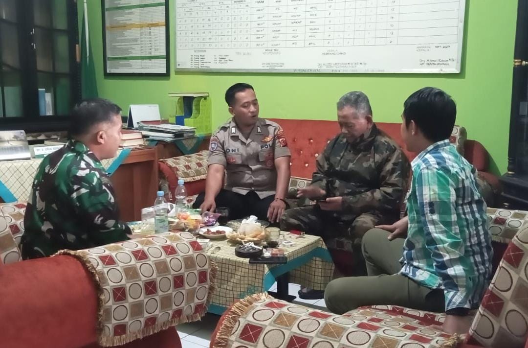 Polsek Panjalu Polres Ciamis Koorkom Bersama Guru dan Pegawai di MTs 6 Ciamis