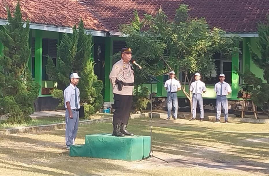 Humanis, Polsek Cimaragas Polres Ciamis Datang ke Sekolah Beri Pembinaan Saat Upacara Bendera