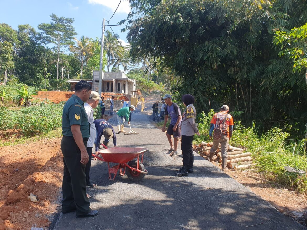Humanis, Polsek Ciamis Polres Ciamis Monitoring Kegiatan Pemeliharaan Jalan Inpres