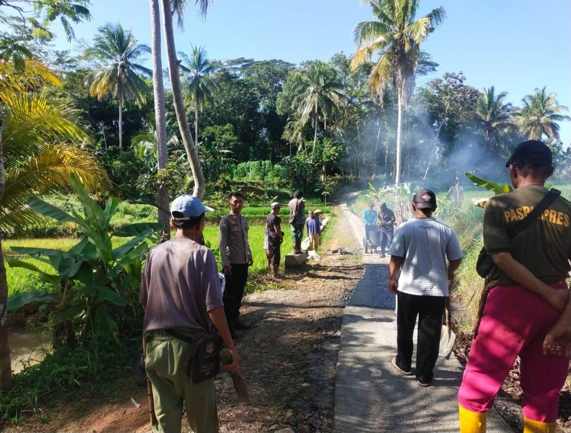 Humanis, Polsek Cisaga Polres Ciamis Monitoring Pembangunan Jalan Blok Domasari