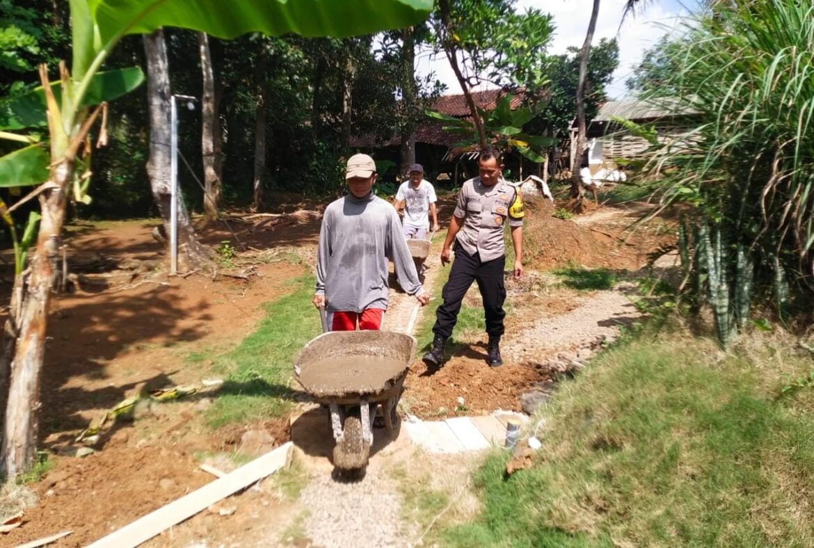 Humanis, Polsek Cisaga Polres Ciamis Monitoring Kegiatan Peningkatan Jalan Lingkungan