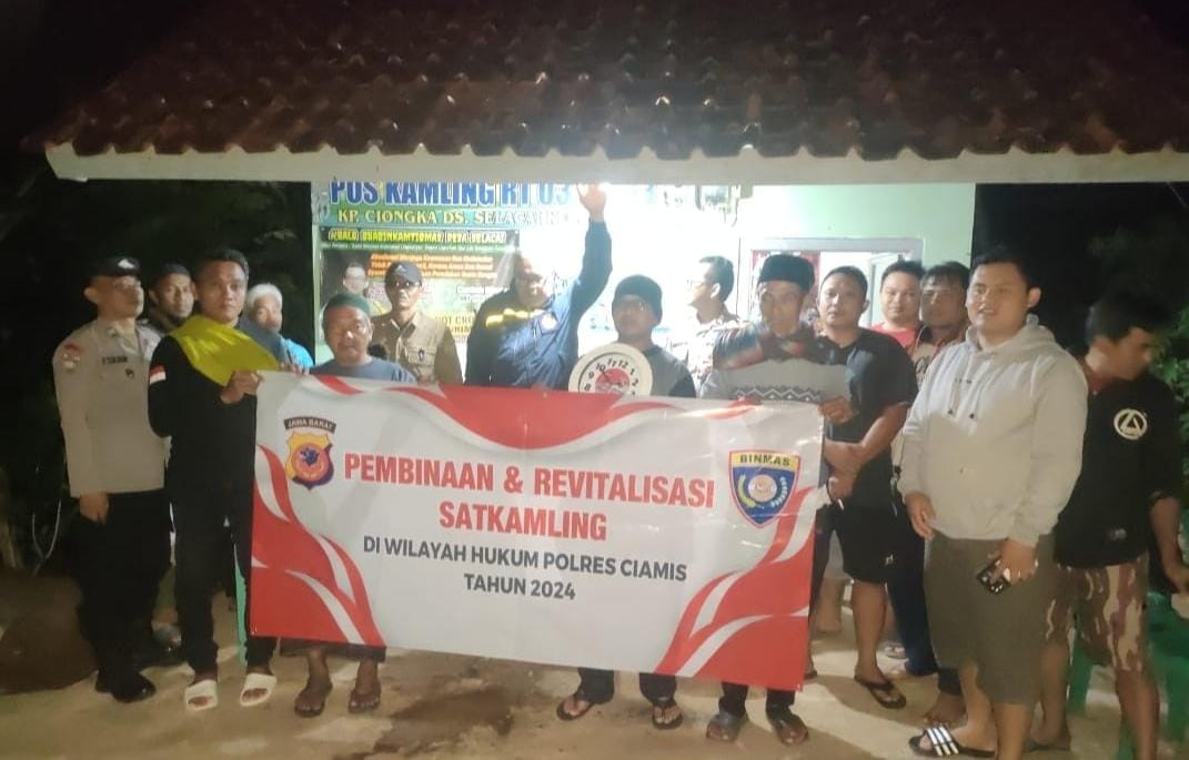 Cipta Kondisi, Polsek Cipaku Polres Ciamis Datangi Warga Saat Ngeronda di 5 Dusun Desa Selacai