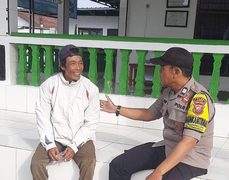 Polsek Cikoneng Polres Ciamis Sambang dan Himbauan Kamtibmas ke Warga Kadupugur