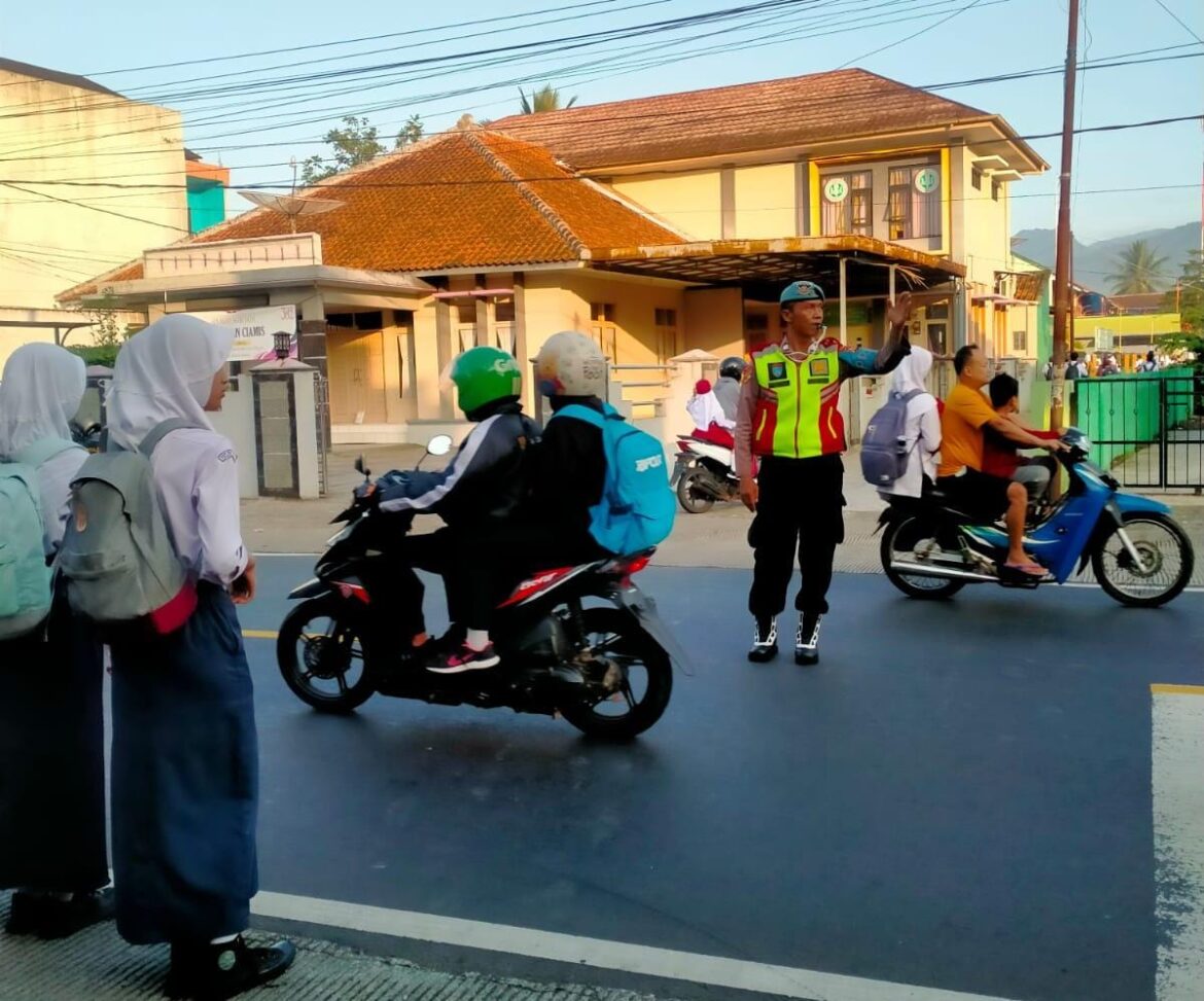 Pelayanan Masyarakat, Polsek Cipaku Polres Ciamis Bantu Warga Menyebrang di Jalur Padat