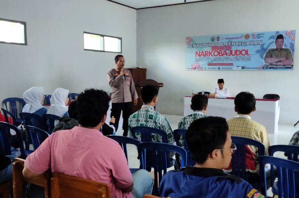 Cegah Warga Dari Judi Online Kapolsek Cijeungjing Lakukan Penyuluhan