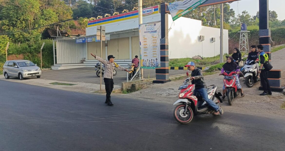 Bantu Anak Menyebrang, Polsek Cimaragas Polres Ciamis Siagakan Personel di Depan Sekolah