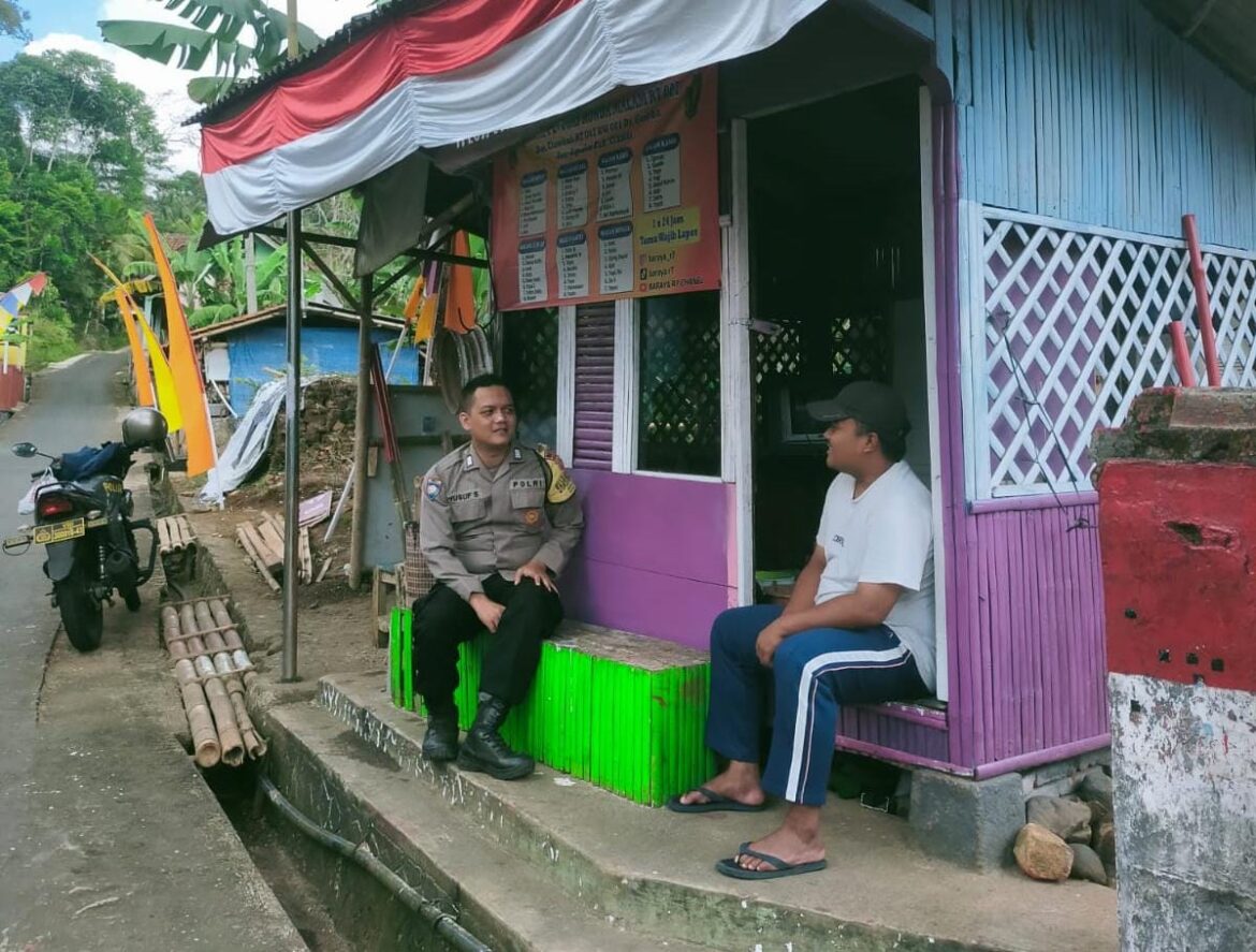 Humanis, Polsek Cipaku Polres Ciamis Patroli Dialogis ke Pemukiman Warga di Desa Gereba